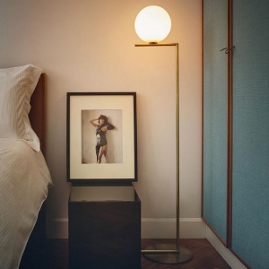 FLOS stojací lampa IC F 2 mosaz