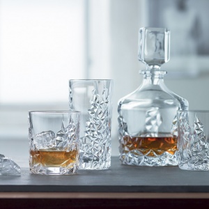láhev s uzávěrem a sklenice na whisky Sculpture