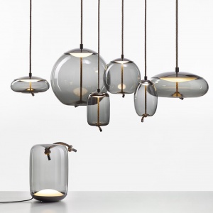 BROKIS stolní lampa Knot Cilindro kouřově hnědá