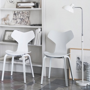FRITZ HANSEN stojací lampa Kaiser Idell Luxus bílá lesklá