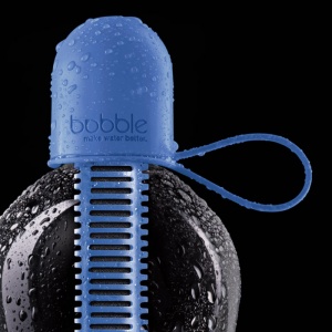 BOBBLE láhev na vodu 550 ml tmavomodrá se silikonovým víčkem