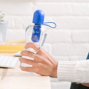 BOBBLE láhev na vodu 550 ml tmavomodrá se silikonovým víčkem