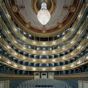 závěsné svítidlo Prague Estate Theatre opálové střední
