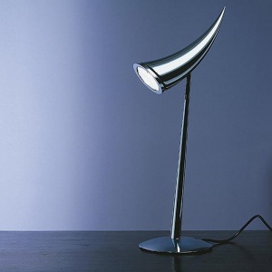 FLOS stolní lampa Ará
