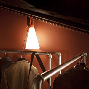 FLOS stolní lampa May Day oranžová