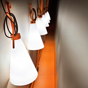 FLOS stolní lampa May Day oranžová