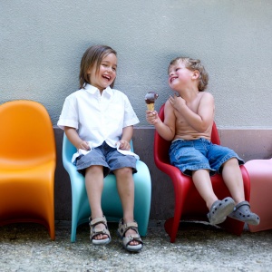 VITRA židlička Panton Junior tmavě červená