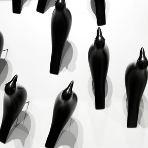 VITRA dřevěný pták Eames House Bird černý