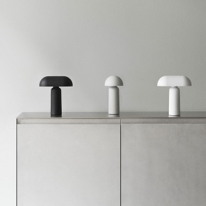 NORMANN COPENHAGEN přenosná stolní lampa Porta černá