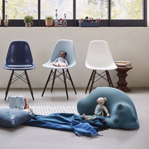 VITRA dekorace Resting Bear modrá