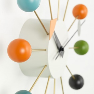 VITRA nástěnné hodiny Ball Clock barvy