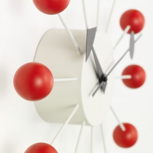 VITRA nástěnné hodiny Ball Clock červená - z expozice