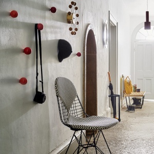 VITRA nástěnné hodiny Ball Clock třešeň