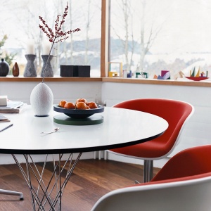 VITRA jídelní stůl Noguchi Dining Table 121 cm