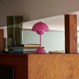 &TRADITION přenosná stolní lampa Flowerpot VP9 tangy růžová
