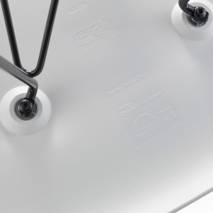 VITRA barová židle Eames Plastic Stool Medium černá deep black