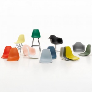 VITRA barová židle Eames Plastic Stool Medium černá deep black
