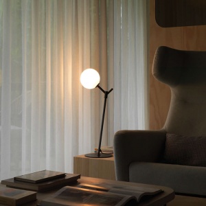 AROMAS stolní lampa Atom mosazná