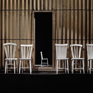 DESIGN HOUSE STOCKHOLM podsedák Family Chair světle šedý